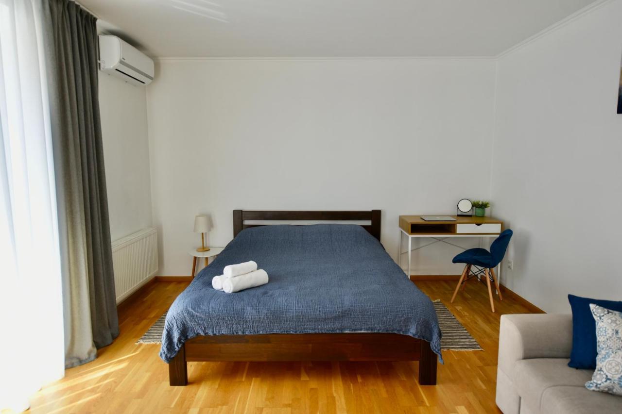Cozy Apartment Next To The Park Ternopil Exterior photo